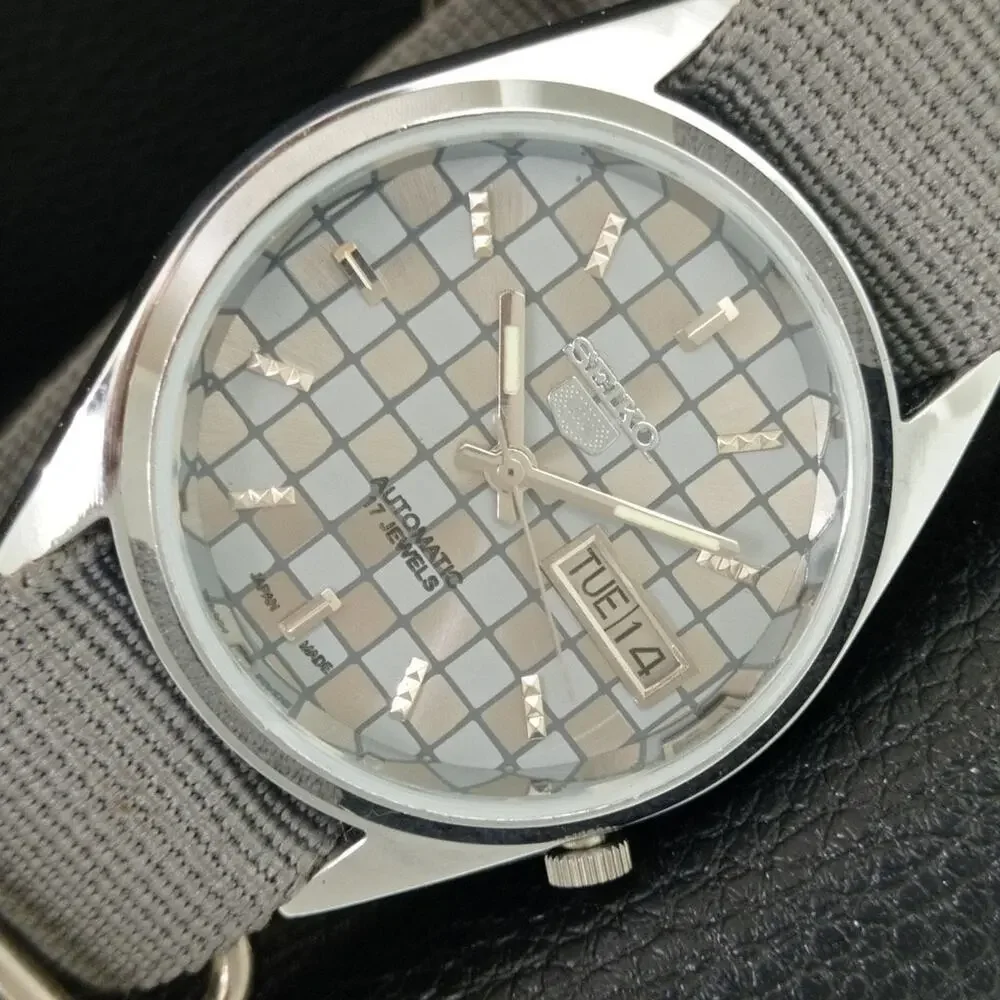 Vintage 1974 Seiko Automatic Mens Silver Watch W/daydate & Silver accents